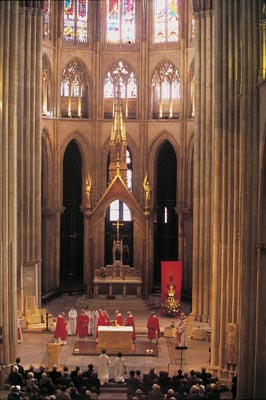 Intérieur cathédrale Sainte <a href='Marie.html' class='affgloss' / style='height:400px;width:266px;' >Marie</a> de Bayonne 2