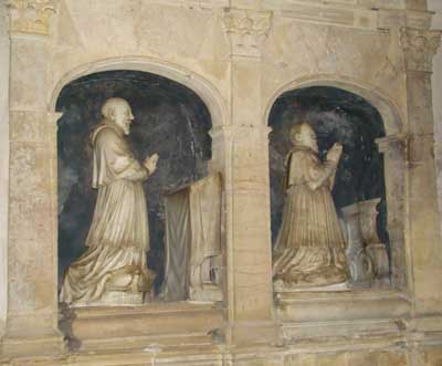 Statues du 17ème siècle dans le collatéral gauche représentant les évêques de Camelin, Barthélémy (1599-1637) et Pierre (1637-1654) 