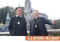 Mgr Jean-Pierre Ricard (à droite), président de la Conférence des évêques de France, et Mgr Georges Pontier (à gauche), vice-président de la Conférence des évêques de France.
