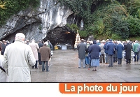 Les évêques en prière avec des pélerins devant la grotte